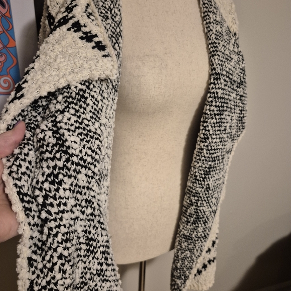 POL Boutique Cozy Black and White Patterned Cardigan Drapey Oversized S But OSFM - Picture 14 of 14